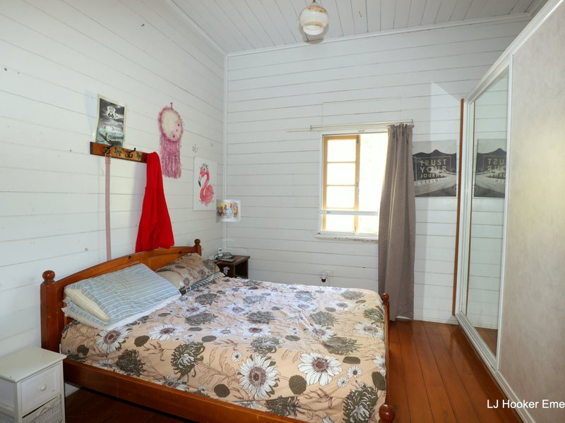 Photo - 34 Retro Street, Emerald QLD 4720 - Image 7