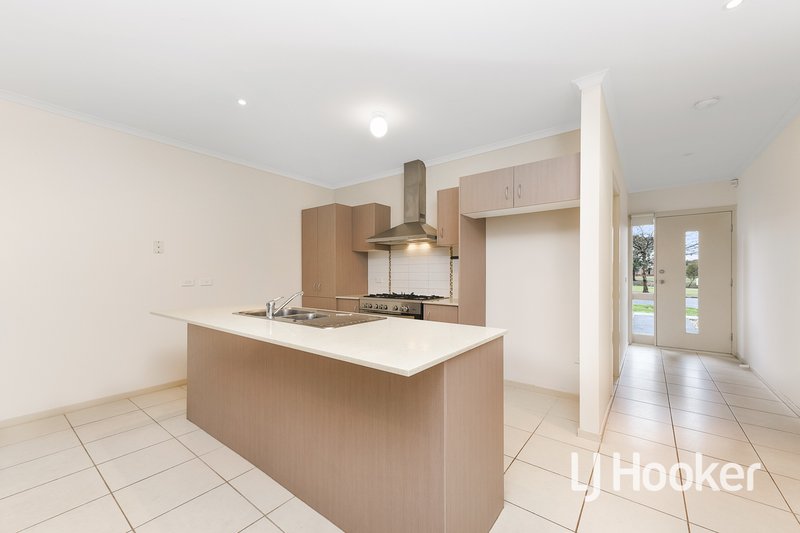 Photo - 34 Sandalwood Drive, Pakenham VIC 3810 - Image 2