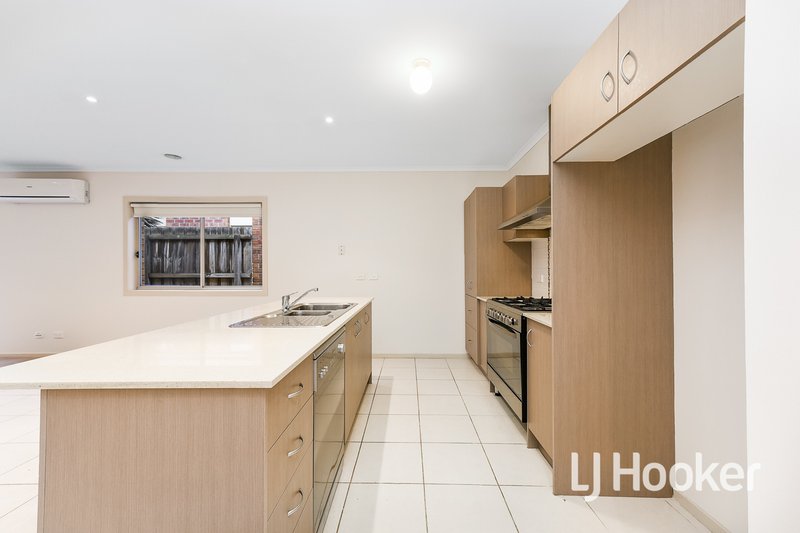 Photo - 34 Sandalwood Drive, Pakenham VIC 3810 - Image 5