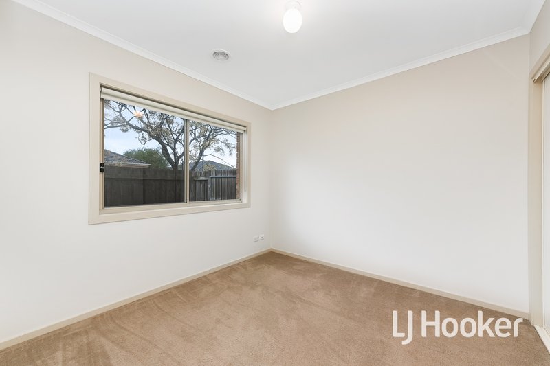 Photo - 34 Sandalwood Drive, Pakenham VIC 3810 - Image 8