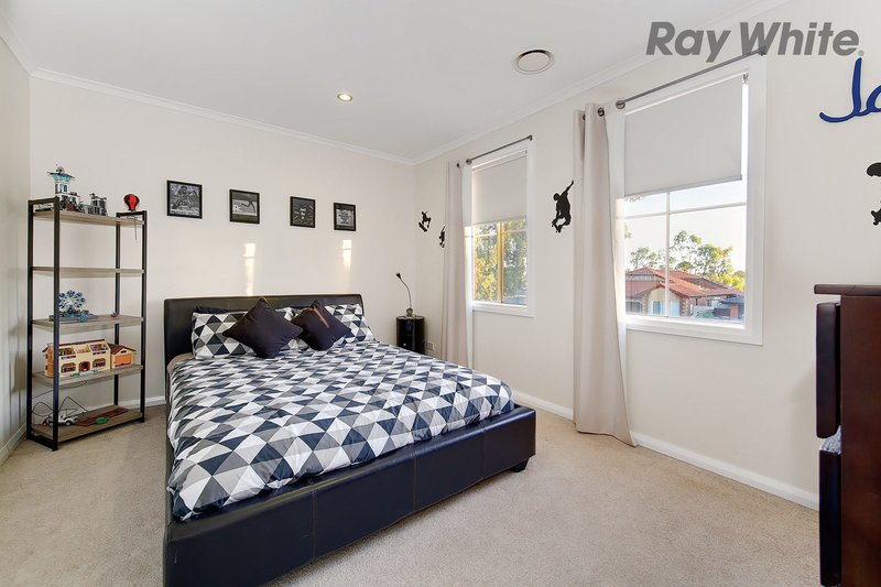 Photo - 34 Saronvale Crescent, Hillside VIC 3037 - Image 6