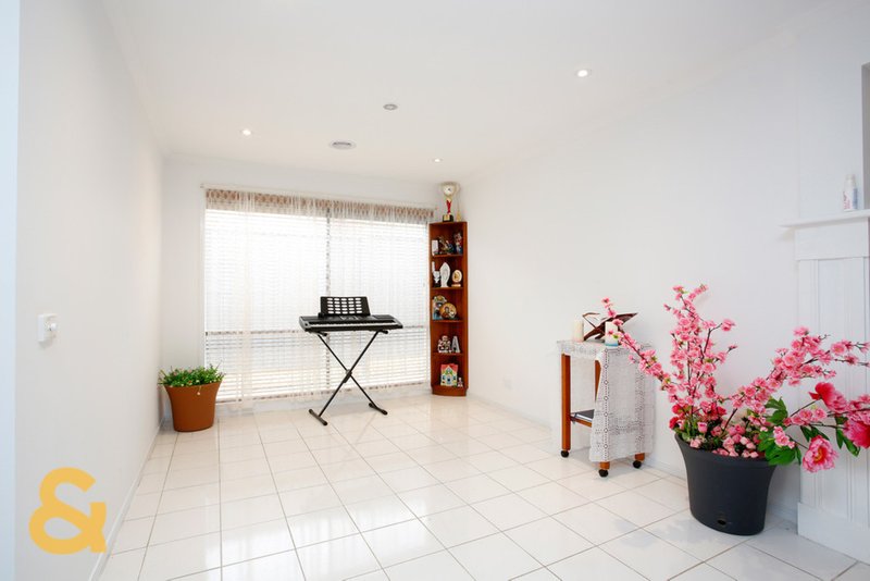 Photo - 34 Serpens Court, Roxburgh Park VIC 3064 - Image 2