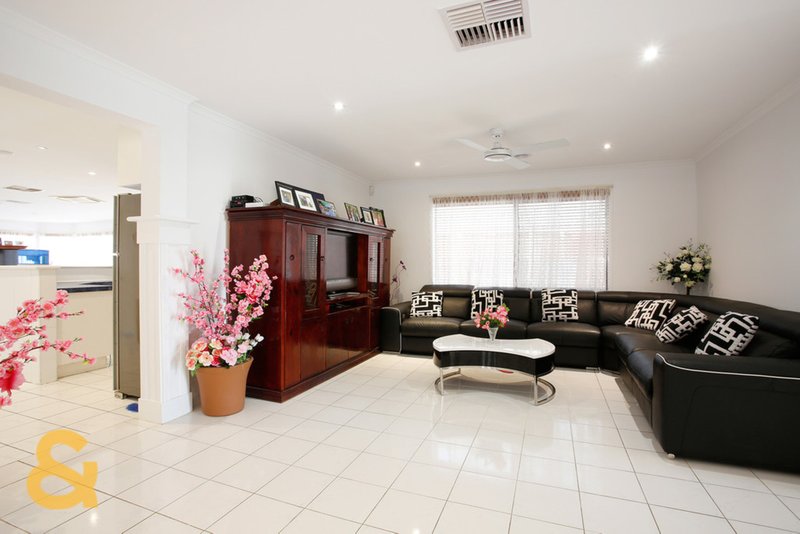 Photo - 34 Serpens Court, Roxburgh Park VIC 3064 - Image 3