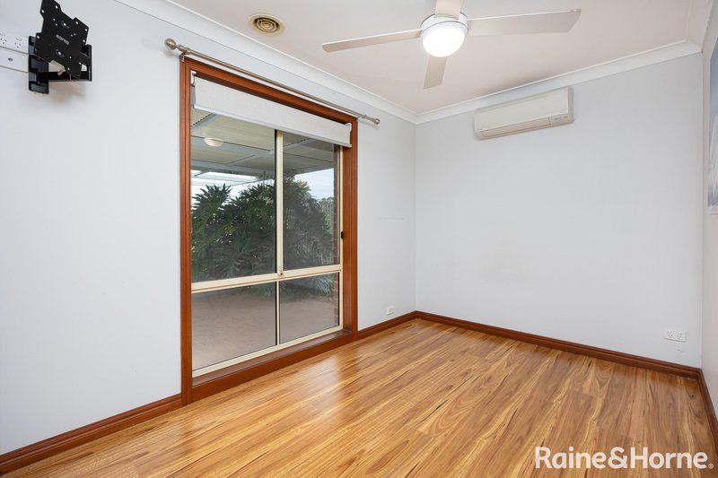 Photo - 34 Simkin Crescent, Kooringal NSW 2650 - Image 11