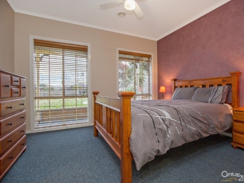 Photo - 34 St Leonard Way, Pakenham VIC 3810 - Image 6