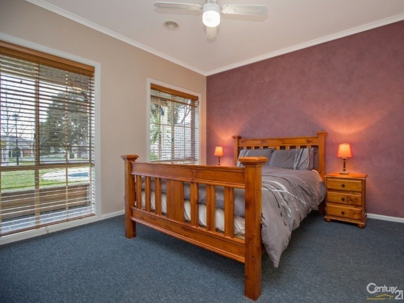 Photo - 34 St Leonard Way, Pakenham VIC 3810 - Image 7