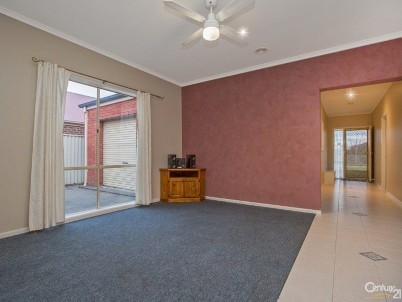 Photo - 34 St Leonard Way, Pakenham VIC 3810 - Image 9