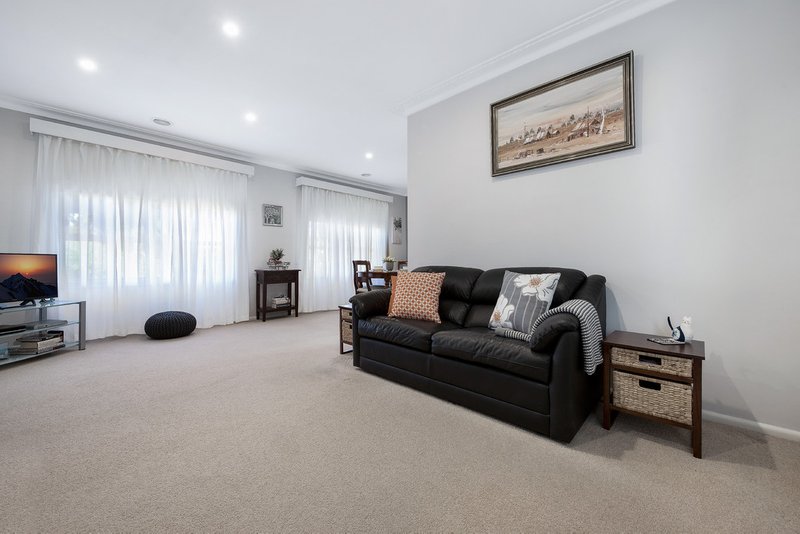 Photo - 34 Strada Crescent, Wheelers Hill VIC 3150 - Image 5