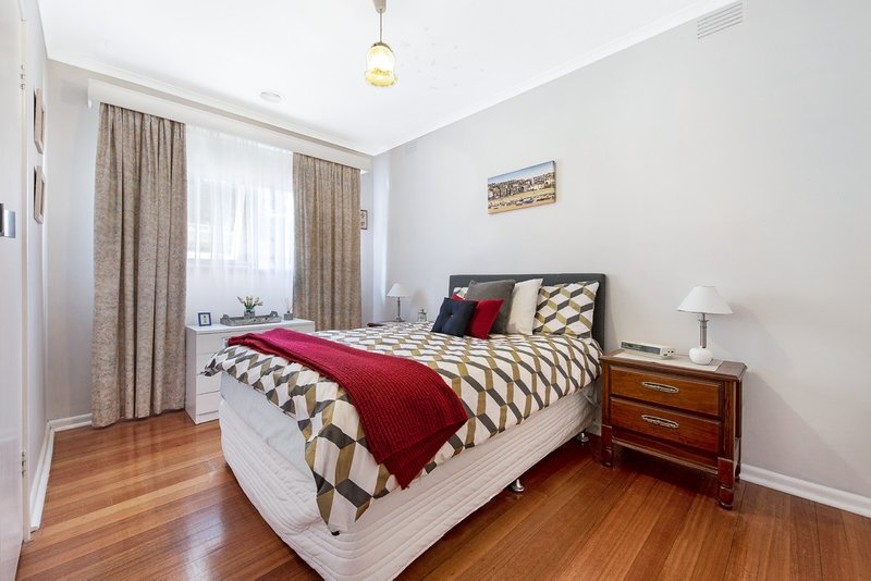 Photo - 34 Strada Crescent, Wheelers Hill VIC 3150 - Image 6