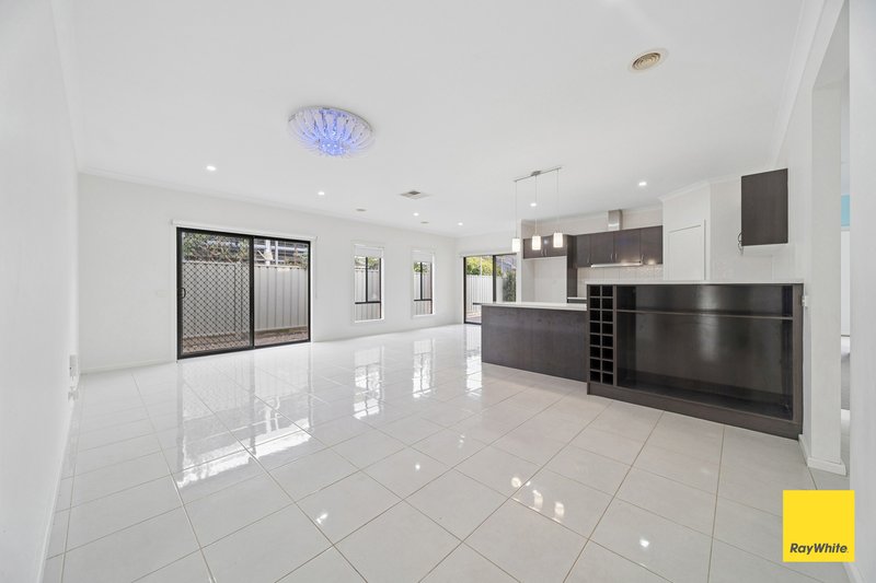 Photo - 34 The Boulevard, White Hills VIC 3550 - Image 4