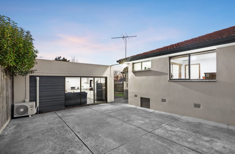 Photo - 34 Thompson Circuit, Mill Park VIC 3082 - Image 8