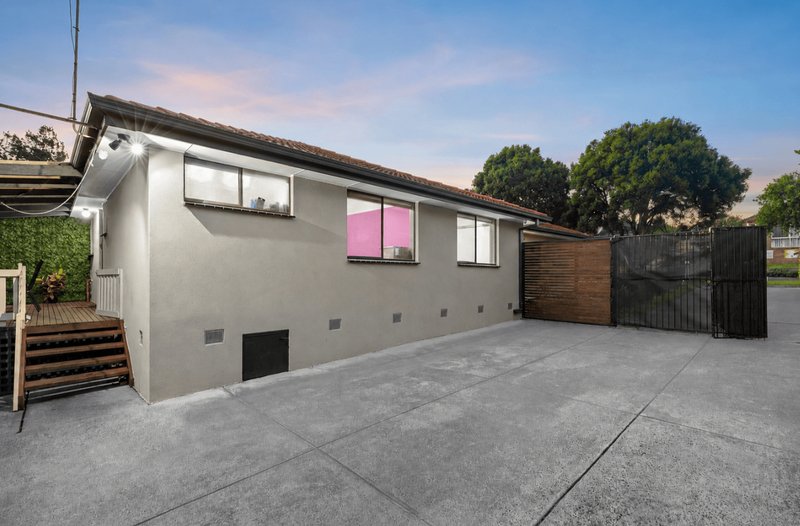Photo - 34 Thompson Circuit, Mill Park VIC 3082 - Image 9