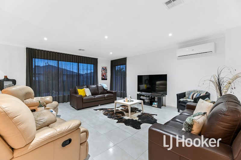 Photo - 34 Tulliallan Boulevard, Cranbourne North VIC 3977 - Image 7