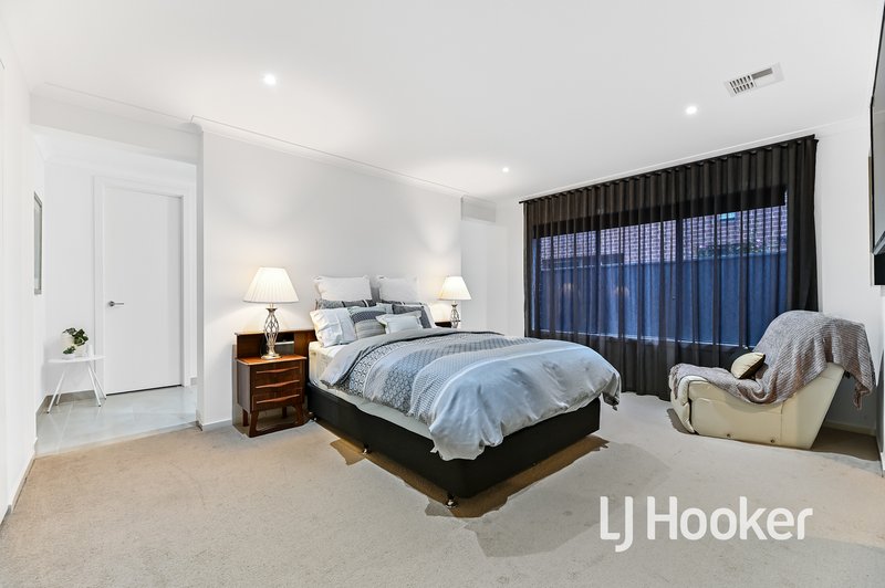 Photo - 34 Tulliallan Boulevard, Cranbourne North VIC 3977 - Image 10