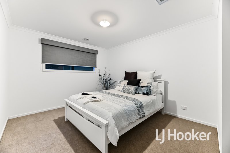 Photo - 34 Tulliallan Boulevard, Cranbourne North VIC 3977 - Image 14