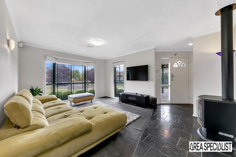 Photo - 34 Windsor Gardens, Caroline Springs VIC 3023 - Image 3