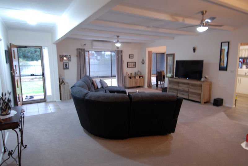 Photo - 348 Victoria Street, Deniliquin NSW 2710 - Image 2