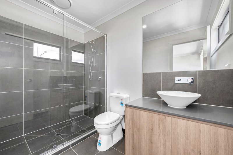 Photo - 35 Adventure Avenue, Fraser Rise VIC 3336 - Image 9