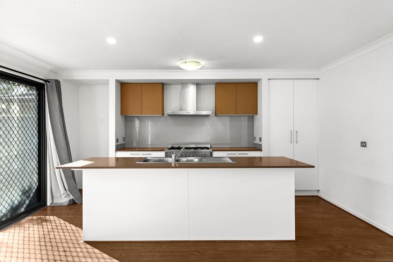 Photo - 35 Attunga Grove, Werribee VIC 3030 - Image 2