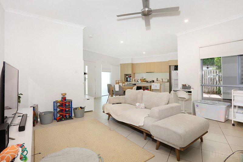 Photo - 35 Azure Way, Hope Island QLD 4212 - Image 4