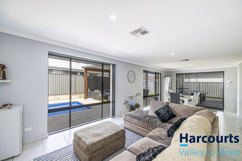 Photo - 35 Ballybofey Loop, Bullsbrook WA 6084 - Image 12