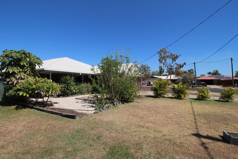 Photo - 35 Bridgeman Street, Emerald QLD 4720 - Image 2