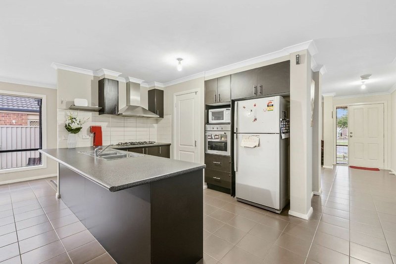 Photo - 35 Broad Oak Drive, Cranbourne East VIC 3977 - Image 2