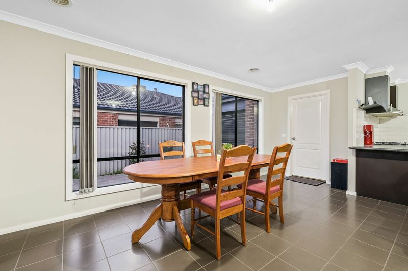 Photo - 35 Broad Oak Drive, Cranbourne East VIC 3977 - Image 5