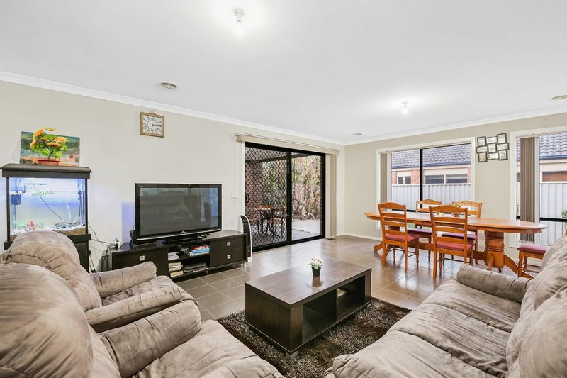 Photo - 35 Broad Oak Drive, Cranbourne East VIC 3977 - Image 6