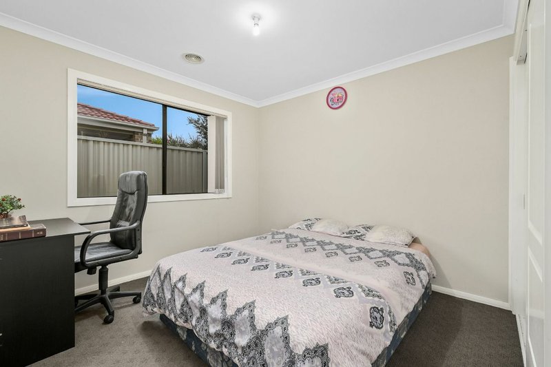 Photo - 35 Broad Oak Drive, Cranbourne East VIC 3977 - Image 9