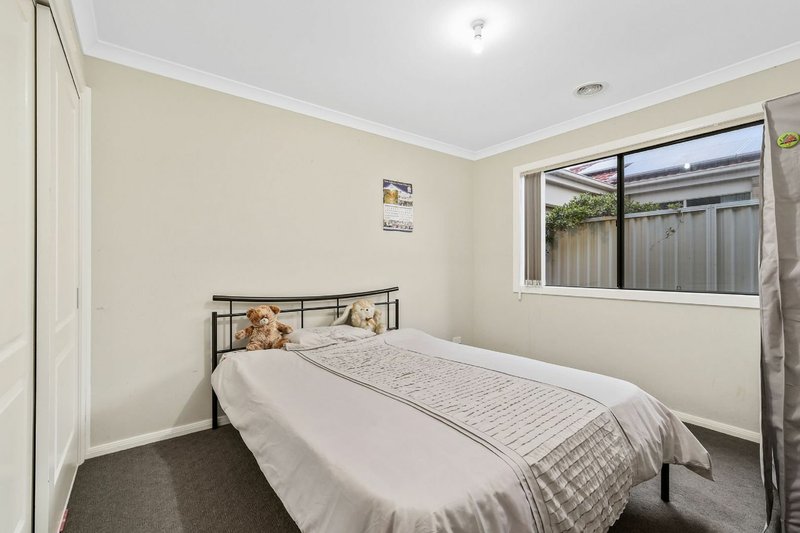 Photo - 35 Broad Oak Drive, Cranbourne East VIC 3977 - Image 11