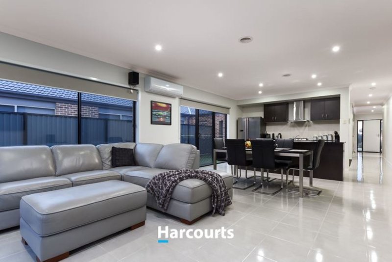 Photo - 35 Burford Way, Cranbourne North VIC 3977 - Image 5