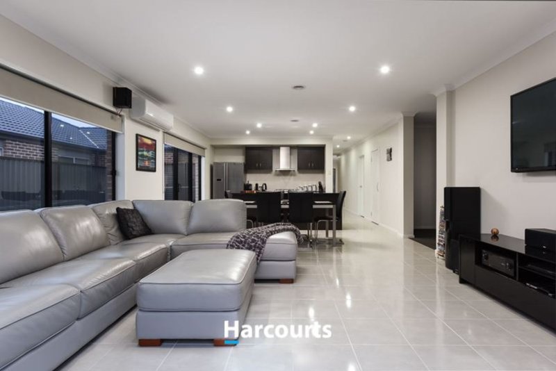 Photo - 35 Burford Way, Cranbourne North VIC 3977 - Image 6