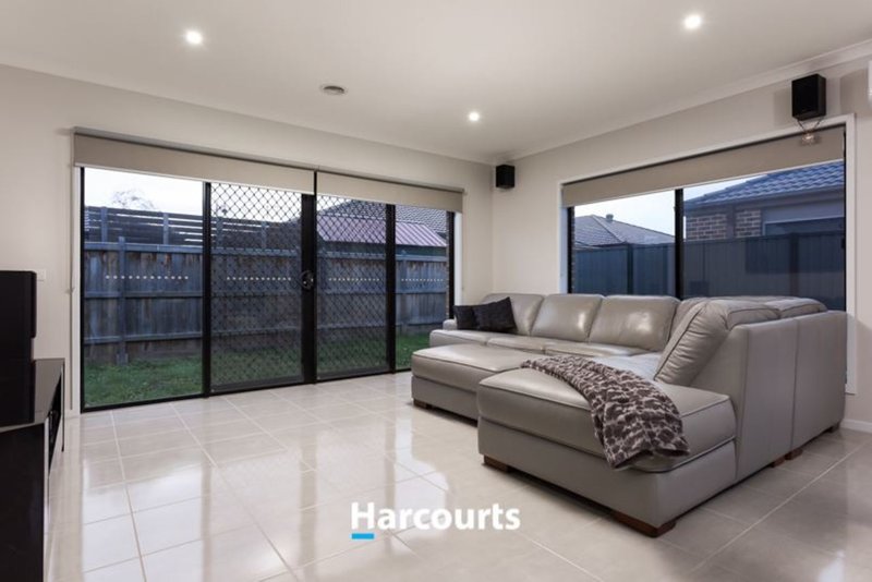 Photo - 35 Burford Way, Cranbourne North VIC 3977 - Image 7