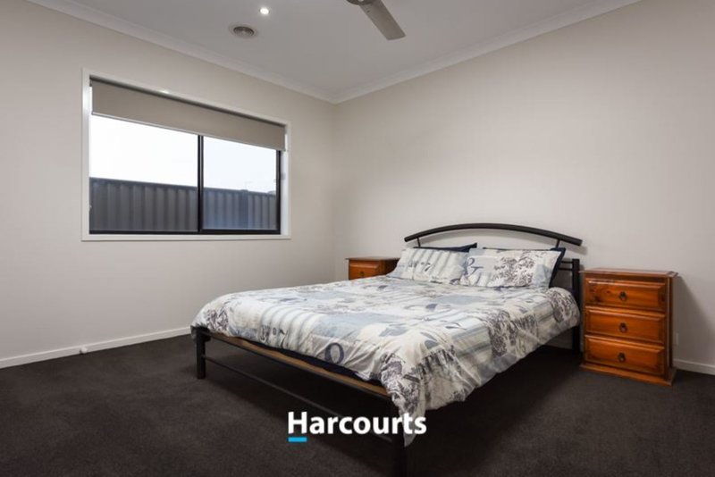 Photo - 35 Burford Way, Cranbourne North VIC 3977 - Image 10