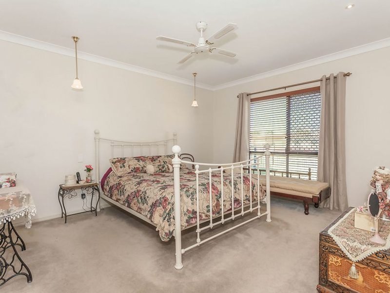 Photo - 35 Bywater Street, Hillcrest QLD 4118 - Image 4