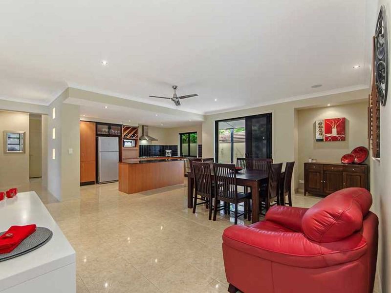 Photo - 35 Calmwater Crescent, Helensvale QLD 4212 - Image 8