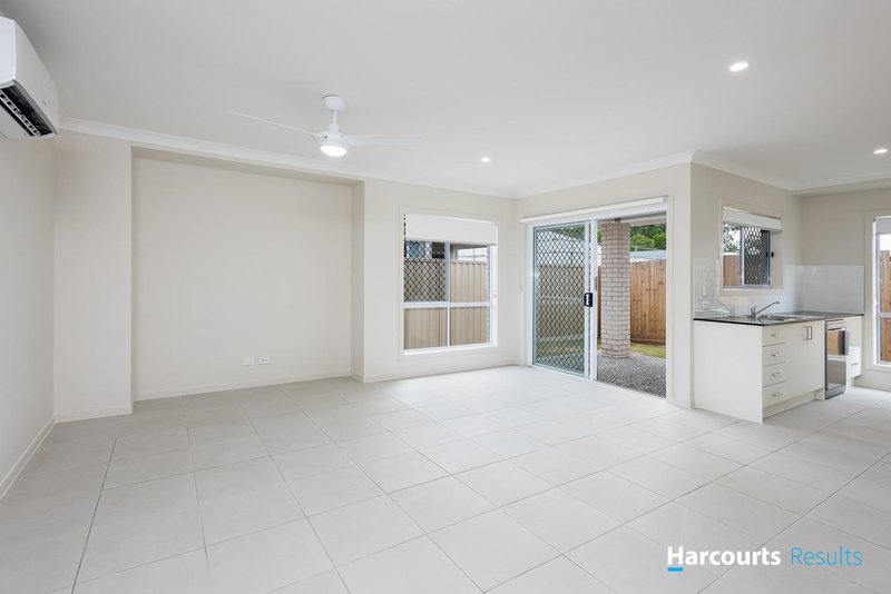 Photo - 35 Carousel Street, Hillcrest QLD 4118 - Image 4