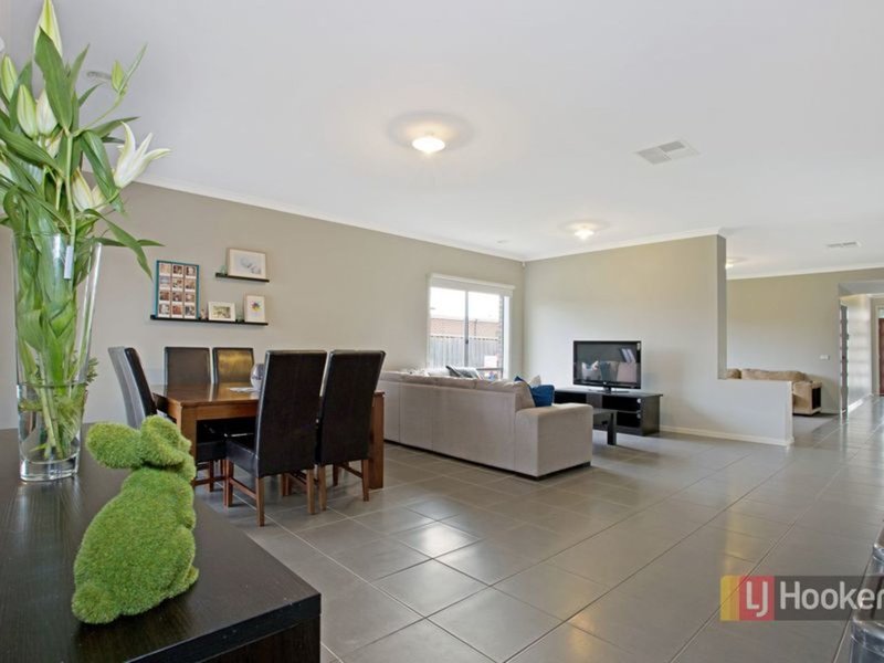 Photo - 35 Cassowary Avenue, Pakenham VIC 3810 - Image 4