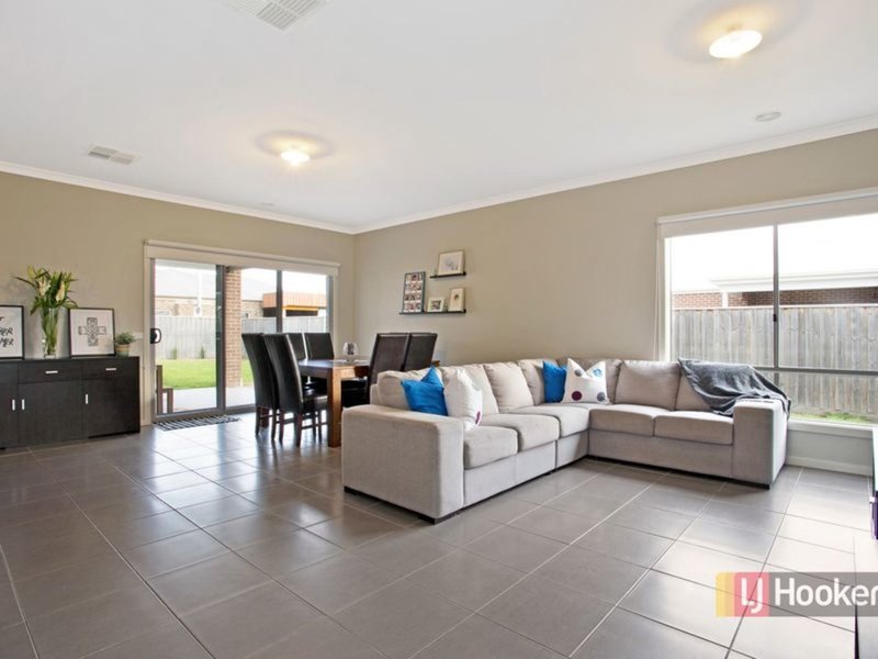 Photo - 35 Cassowary Avenue, Pakenham VIC 3810 - Image 9