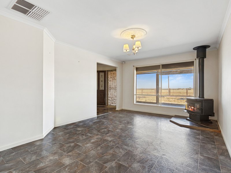 Photo - 35 Cliff Road, Roseworthy SA 5371 - Image 5