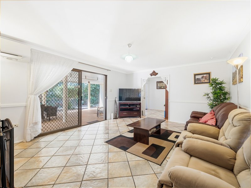 Photo - 35 Crestleigh Court, Morayfield QLD 4506 - Image 11