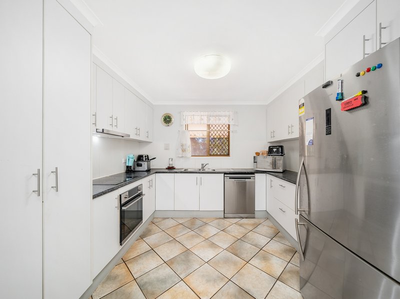 Photo - 35 Crestleigh Court, Morayfield QLD 4506 - Image 13