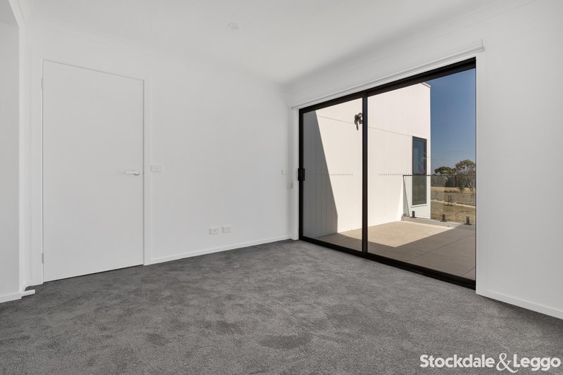 Photo - 35 Curbridge Drive, Donnybrook VIC 3064 - Image 7