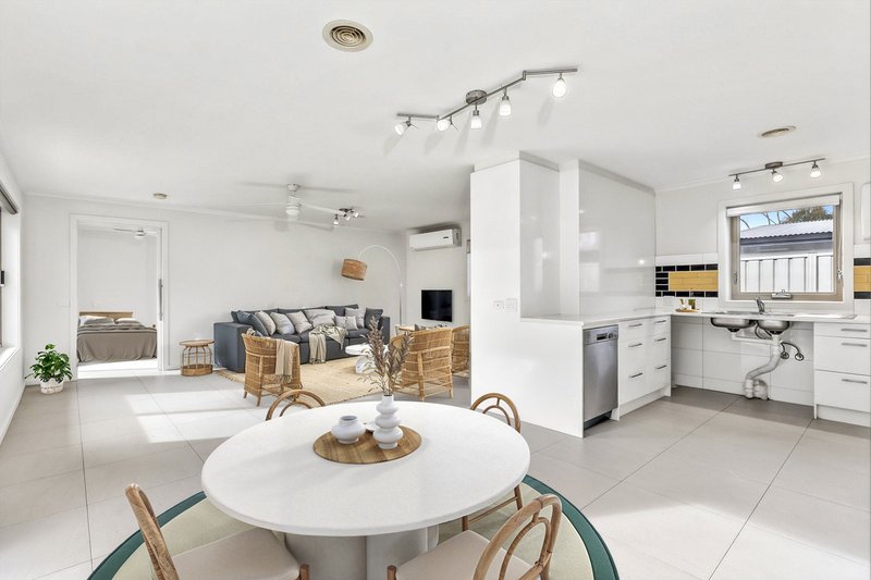 Photo - 35 Dash Crescent, Fadden ACT 2904 - Image 2