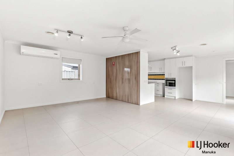 Photo - 35 Dash Crescent, Fadden ACT 2904 - Image 4
