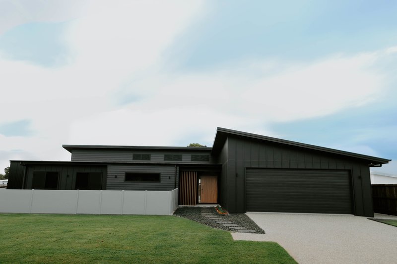 Photo - 35 Deering Place, Innes Park QLD 4670 - Image 1