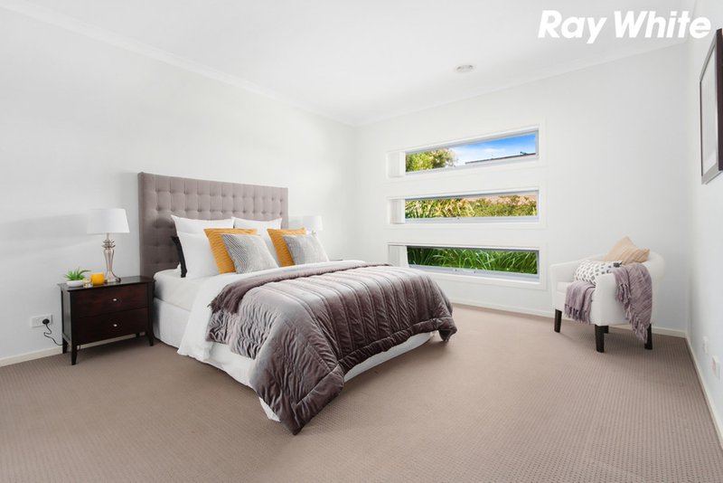 Photo - 35 Edgeware Close, Pakenham VIC 3810 - Image 3