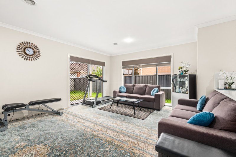 Photo - 35 Everly Circuit, Pakenham VIC 3810 - Image 3