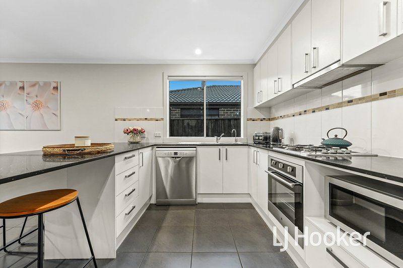 Photo - 35 George Frederick Road, Cranbourne West VIC 3977 - Image 9